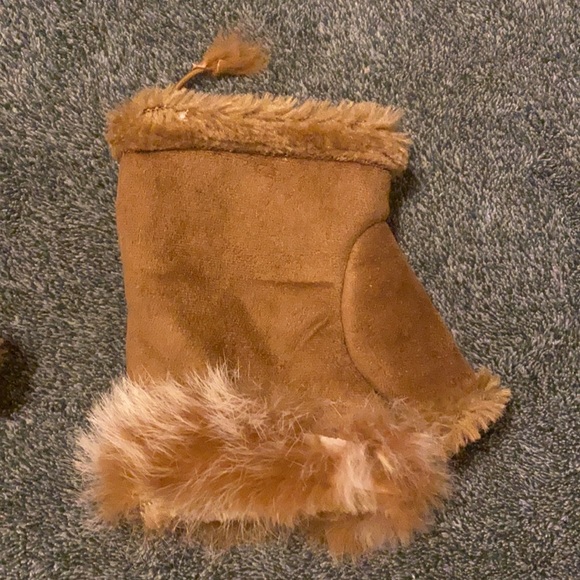 Brown gloves with faux fur and open finger tips, adjustable at wrists - Picture 4 of 10